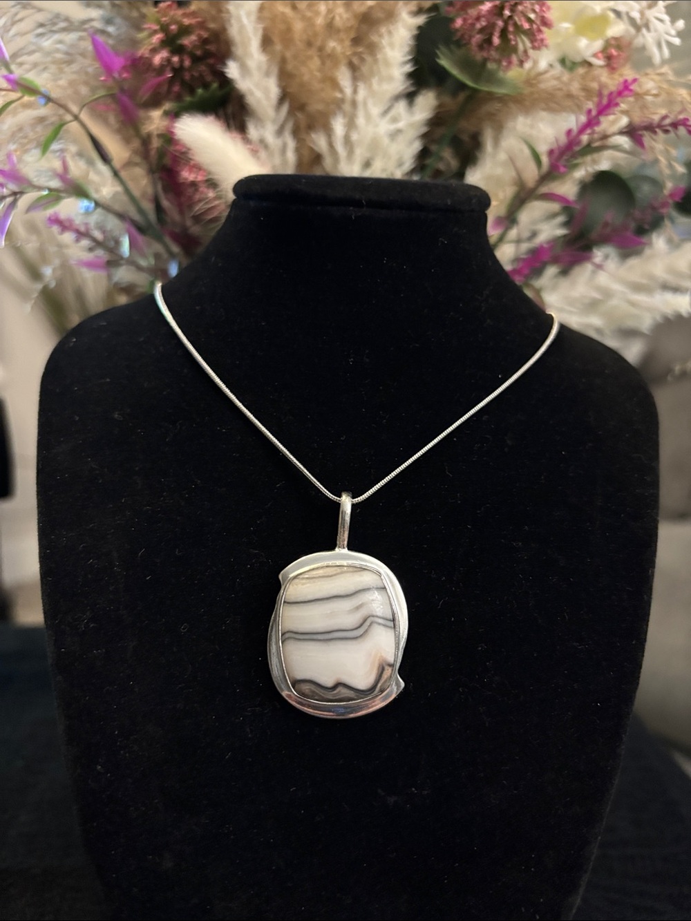 Sterling Silver Yellow Lace Agate Gemstone Pendant Necklace.